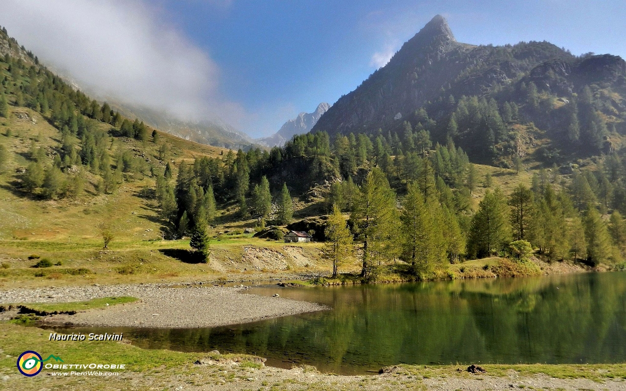 117 Lago della Cava, laggiù in fondo fa capolino il Monte Aga....JPG